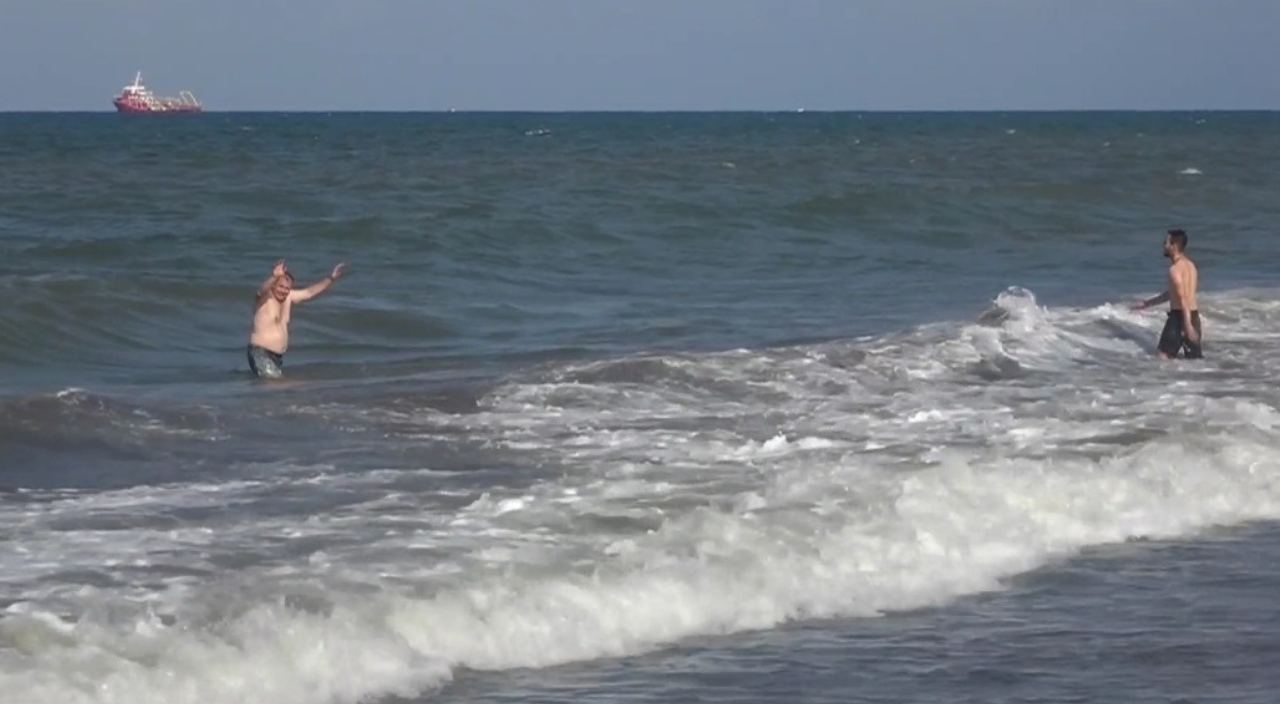 Samandağ Sahilinde petrol temizliği sabahım ilk ışıklarıyla başladı